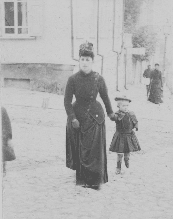 Модный экскурс: как менялся стиль запорожанок в течение века