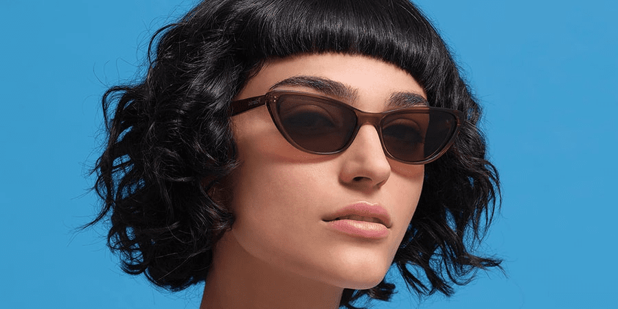 Женщина в легкой летней одежде и шляпе