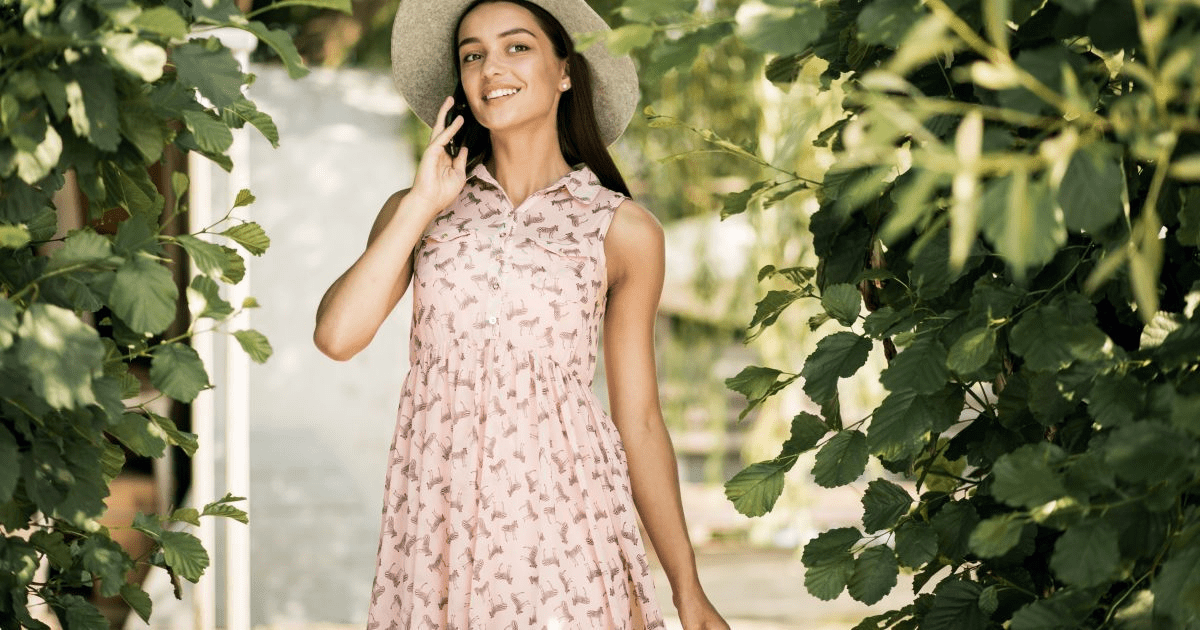 Одежда на вешалках в секонд-хенде