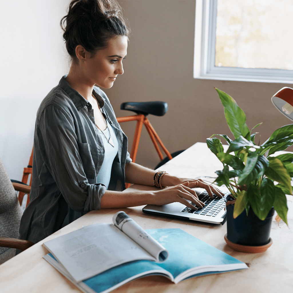 Женщина отдыхает на природе, символ гармонии