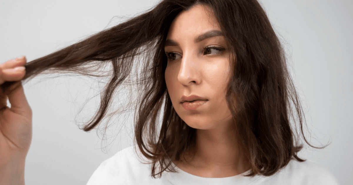 Женщина в бассейне в шапочке для плавания