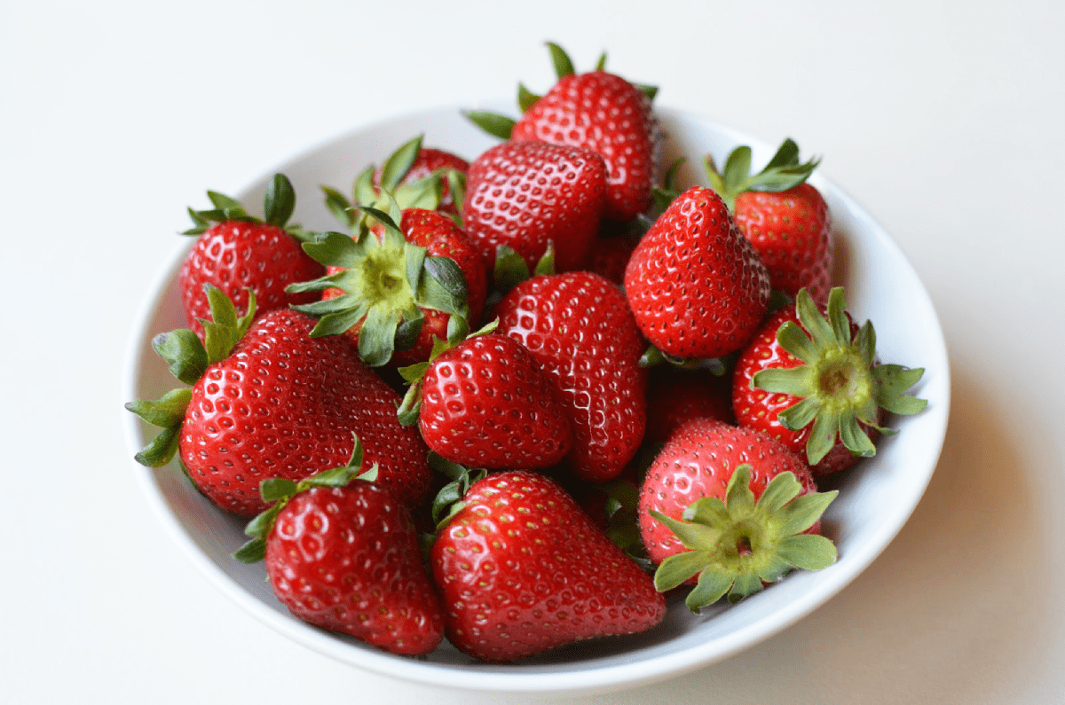 Свежая клубника в миске