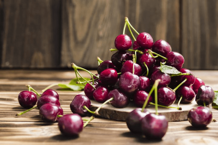 Спелая черешня на ветке