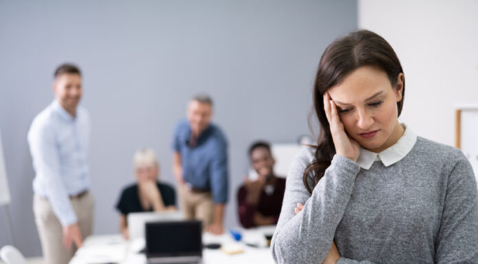 Как перестать зависеть от мнения окружающих: психологические инструменты для уверенности